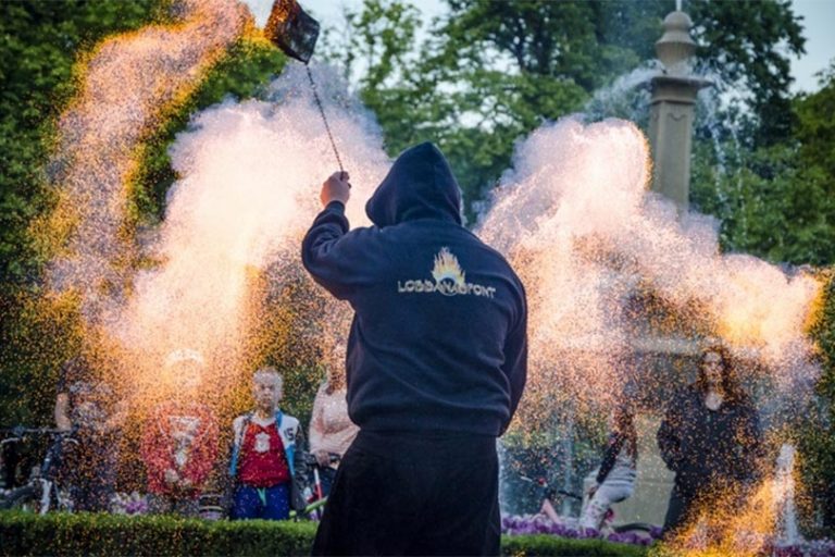 Lobbanáspont tűzzsonglőrök