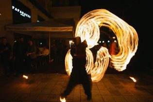 Paparazzi Kitchen&Bar Tűzzsonglőr Fellépés 2019