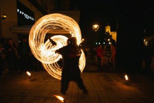 Paparazzi Kitchen&Bar Tűzzsonglőr Fellépés 2019
