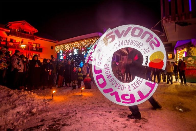 tűzzsonglőr előadás