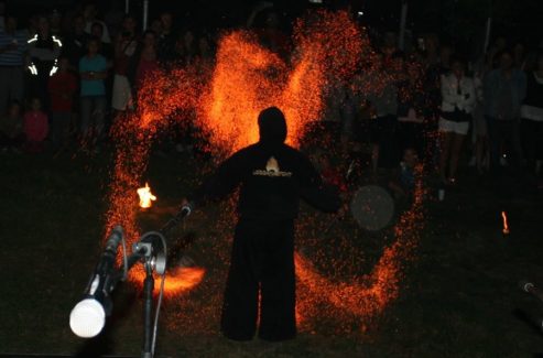 Bátor, Falunap, tűzzsonglőr bemutató 2015
