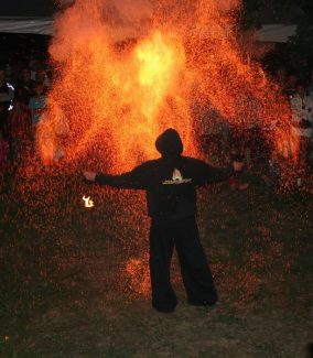 Bátor, Falunap, tűzzsonglőr bemutató 2015