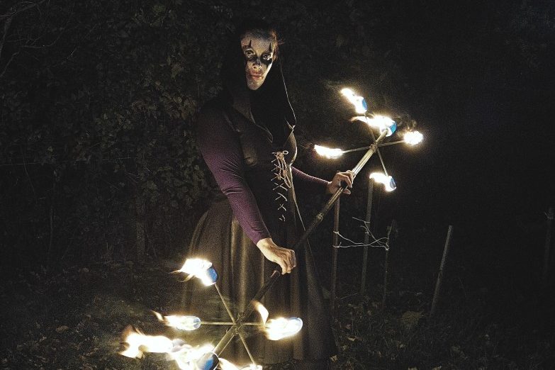 Halloween-i Lidércfény Tűzzsonglőr Show