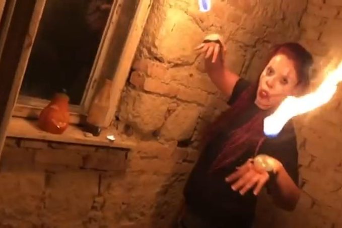 Halloween-i Lidércfény Tűzzsonglőr Show