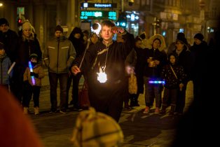 Miskolc Hanuka Lobbanáspont Tűzzsonglőr Műsor
