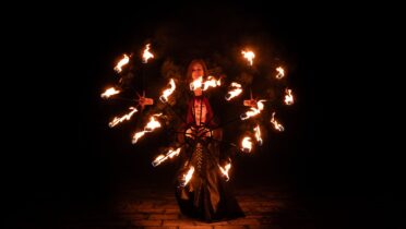 látványos tűzzsonglőr show közönség előtt