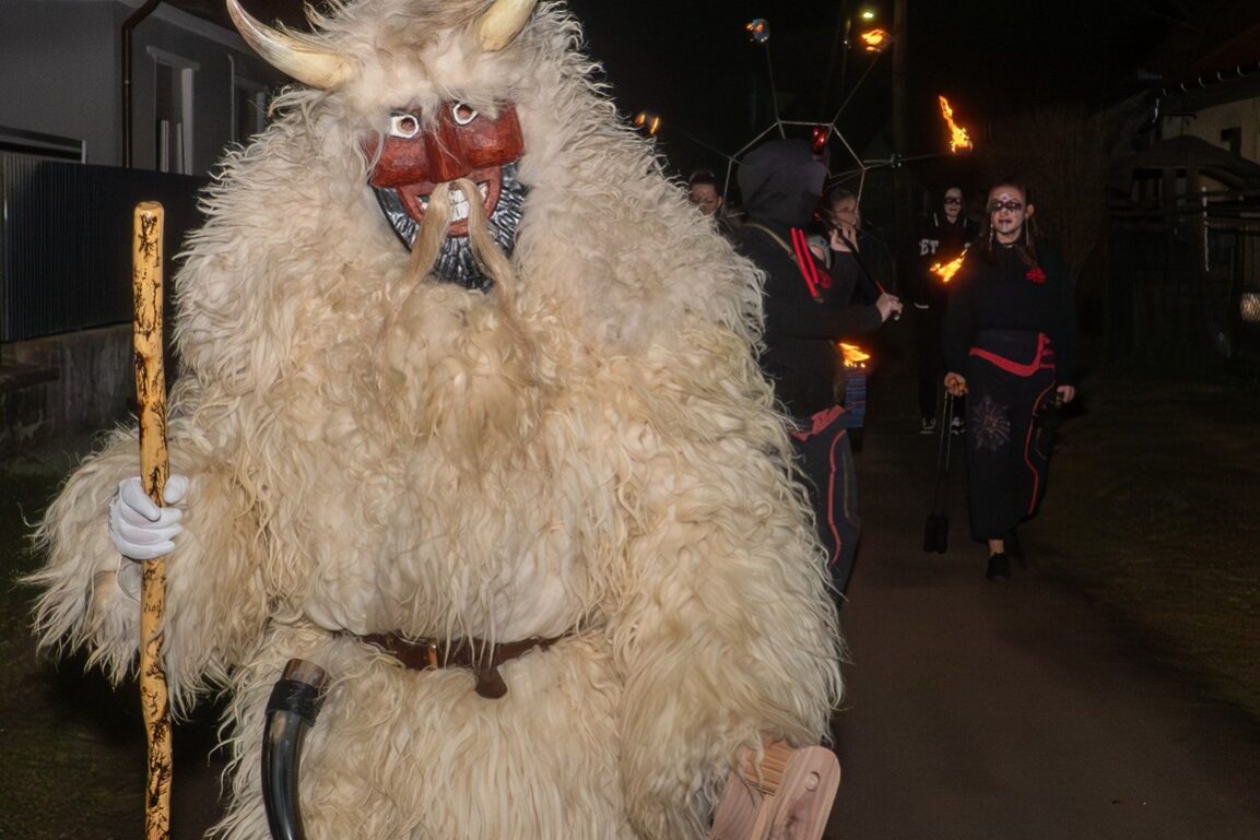 Bátor-Farsang Téltemetés télűzés tűzzsonglőr műsor