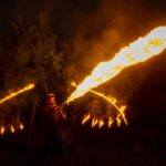 koreografált tűzzsonglőr műsor tűzjelmezben