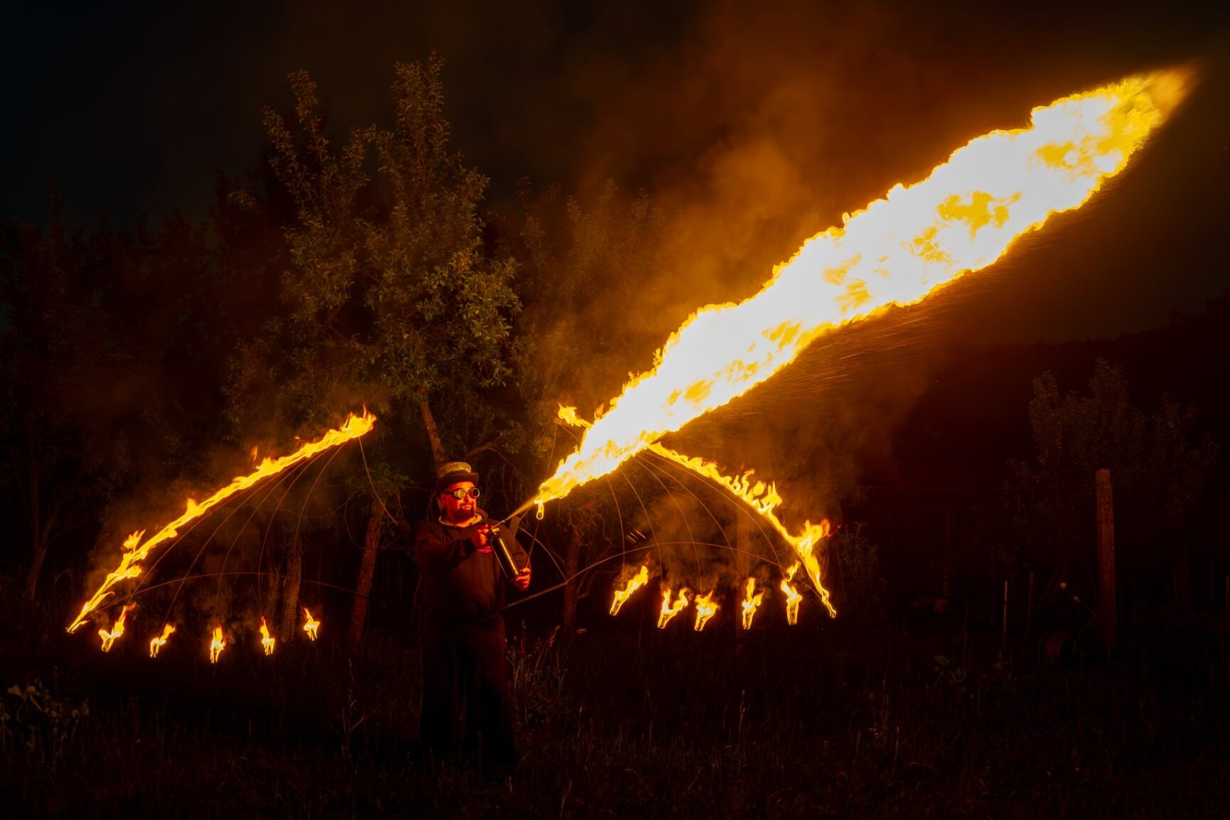 koreografált tűzzsonglőr műsor tűzjelmezben