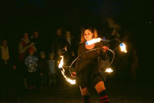 Tűzzsonglőrök farsangi rendezvényen, hagyományos télűző műsor keretében, kiszebábégetéssel és busó figurával
