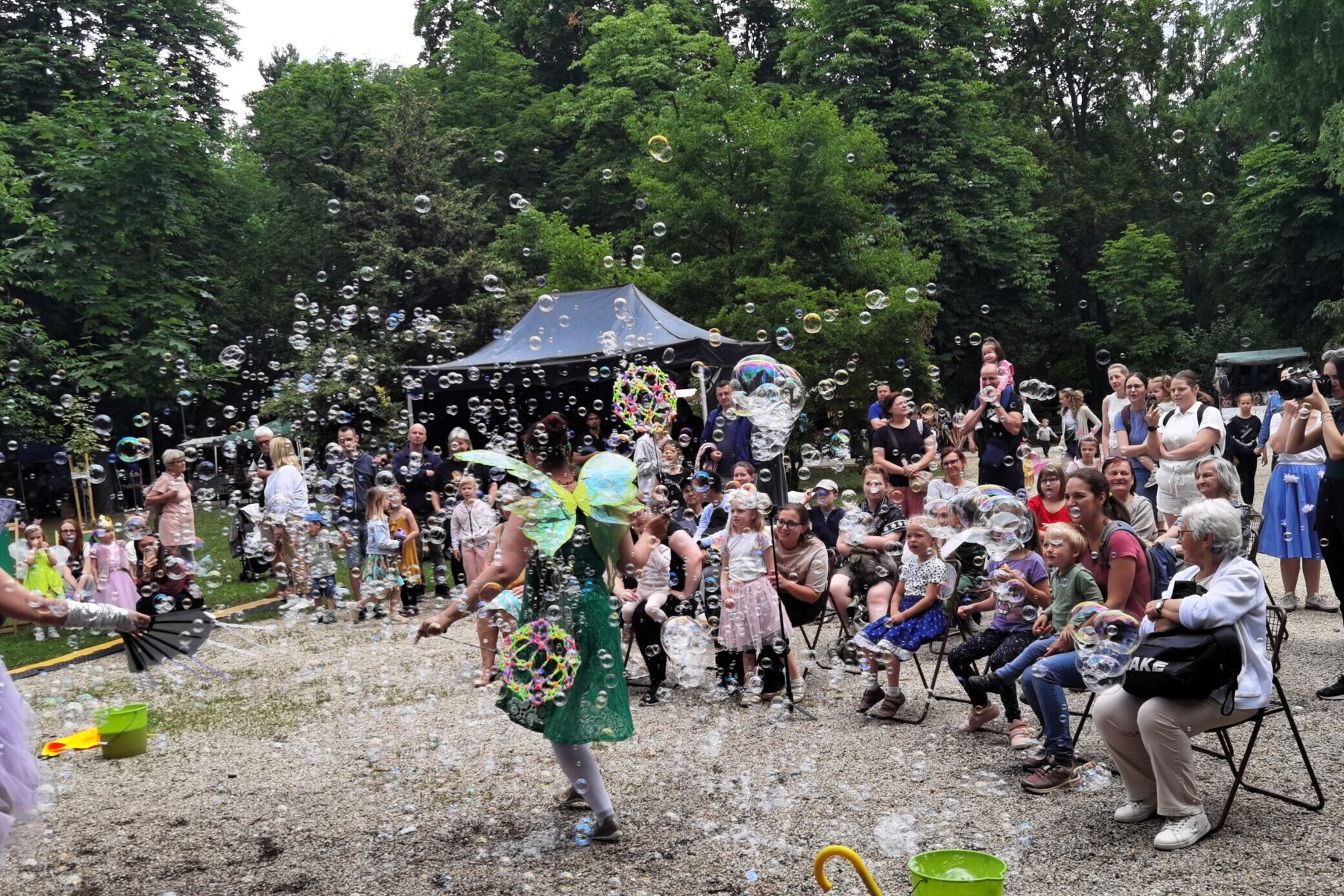 Buborékpont Zsonglőr Show – Buborékshow és családi látványprogram rendezvényekre